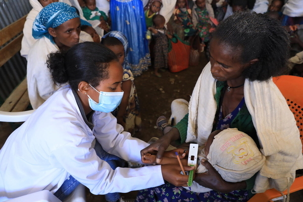 上腕計測メジャーで栄養状態を確認してもらう子ども。ユニセフはティグレイ州で干ばつの影響を受ける地域に、保健サービスを届けている。(エチオピア、2024年2月27日撮影)