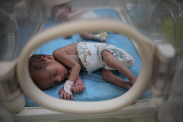 ユニセフの支援でラファの病院に届いた保育器の中で眠る新生児。(ガザ地区、2024年3月5日撮影)
