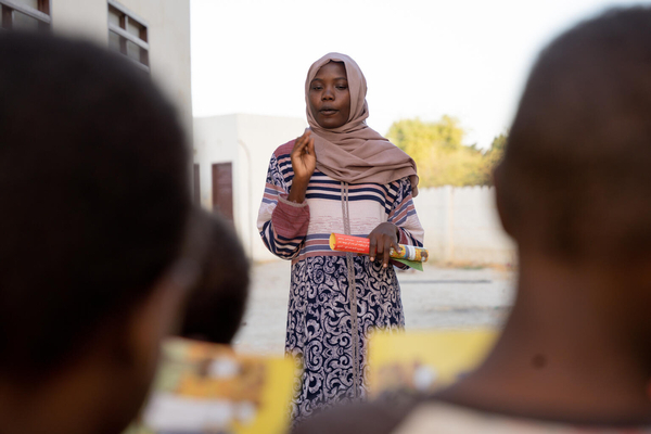 南コルドファンの村で、女性器切除(FGM)や児童婚のような伝統的な慣習が有害であることについて学び、コミュニティの人々に伝えるハリマさん。(スーダン、2023年11月撮影)