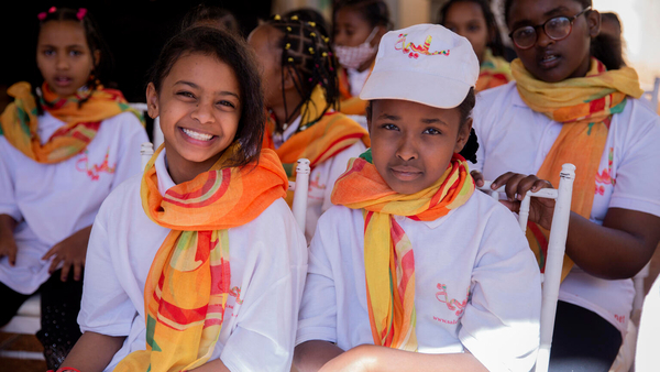 ハルツームの学校で行われた女性器切除(FGM)根絶の日のイベントに参加した子どもたち。(スーダン、2023年2月撮影)