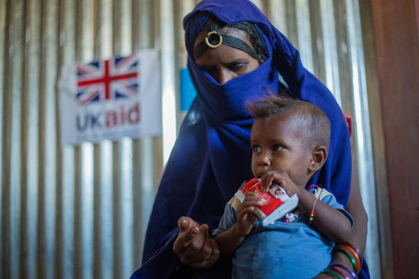 リバーナイル州の保健施設で、すぐに食べられる栄養治療食(RUTF)を口にする2歳のヤザンちゃん。(スーダン、2024年2月27日撮影)