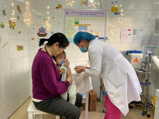 首都ウランバートルの保健所で、MR(はしか・風しん混合)ワクチンの接種を受ける2歳のアマルボルトちゃん。(モンゴル、2024年1月12日撮影)
