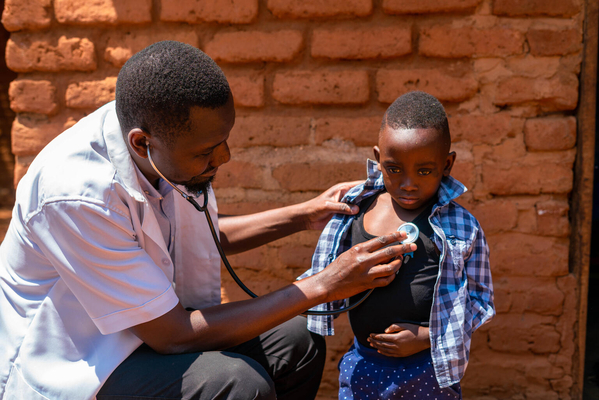 定期的に自宅を訪問する医師に健康状態を診てもらう5歳のラファエルちゃん。(マラウイ、2024年2月23日撮影)