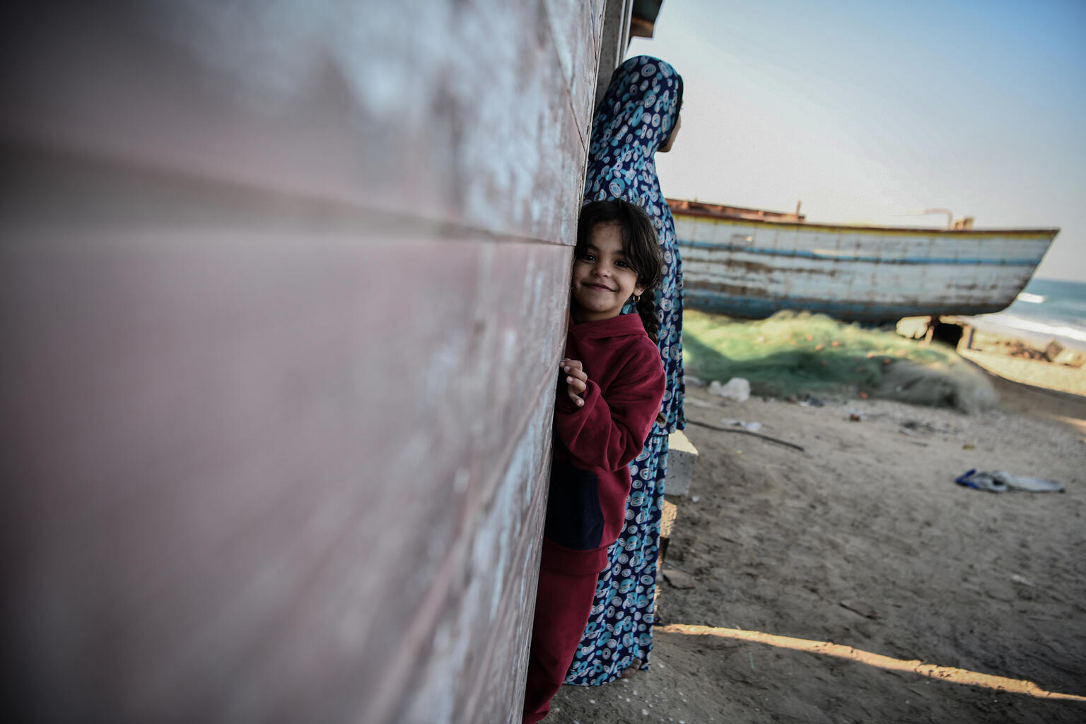 南部のラファ沿岸にある漁港で避難生活を送るダヤ一家。8歳のハディールは、海で家族の衣服を洗う母親を手伝ったりして、毎日を過ごしている。（ガザ地区、2024年1月4日撮影）