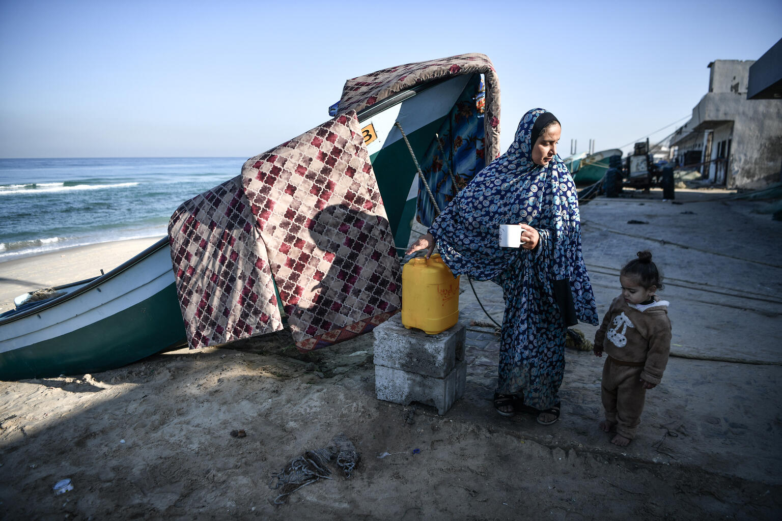 南部のラファ沿岸にある漁港で避難生活を送るダヤ一家。6人の子どもたちを持つ母親のハナディ（32歳）は、自分たちが置かれた理不尽な境遇について悲しみを込めて語る（ガザ地区、2024年1月4日撮影）