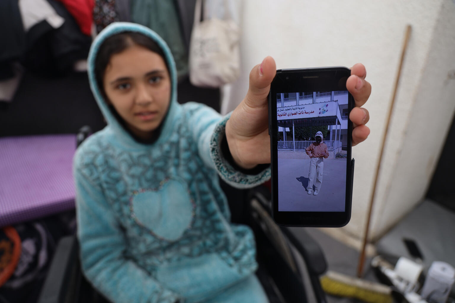 爆撃で足を怪我して、車いすで避難生活をしている13歳のメイズ（ガザ地区、2024年1月11日撮影）