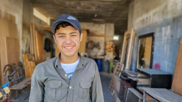 紛争で両親を亡くし、祖父母の家計を助けるため大工の仕事を始め、学校を中退した17歳のモハメドさん。今はユニセフの支援により、学校へ通えなかった子どもたちのための自己学習プログラムを受けている。(シリア、2024年1月23日撮影) 