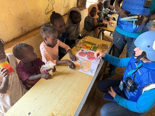 ユニセフが支援する子どもにやさしい空間で、塗り絵をする子どもたち。(スーダン、2024年3月5日撮影)