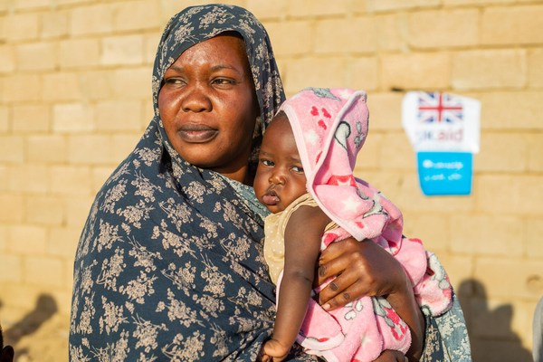 戦闘が激化するオムドゥルマンからリバーナイル州へ避難した生後10カ月のマイヤーちゃんと母親。ユニセフの栄養検査を受け、ビタミンAや虫下しの錠剤、石けんなどを受け取った。(スーダン、2024年2月27日撮影)