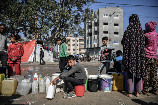 ラファで、きれいな水を汲むために列に並んで待つ11歳のムハンマドさん。(ガザ地区、2024年2月25日撮影)