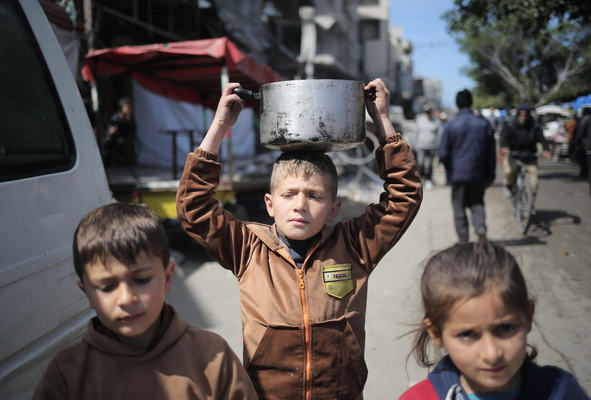 ラファで、からっぽの鍋を持ちながら食料を探す9歳のファディさん。「子どもはみんな戦争が終わってほしいと思っていることを、みんなに伝えたい」と話す。(ガザ地区、2024年3月22日撮影)