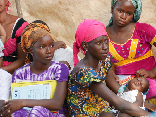 FGMなどの有害な慣習に関して学ぶワークショップに参加する女性たち。ガンビアでは、2015年にFGMが法律で禁止された。(ガンビア、2016年)