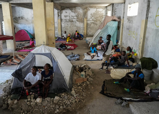 首都ポルトープランスの中心部で激化する暴力により、多くの人が避難を強いられている。2週間のうちに約2,500人が避難し、そのほとんどが女性や子どもたちである。(ハイチ、2024年1月撮影)