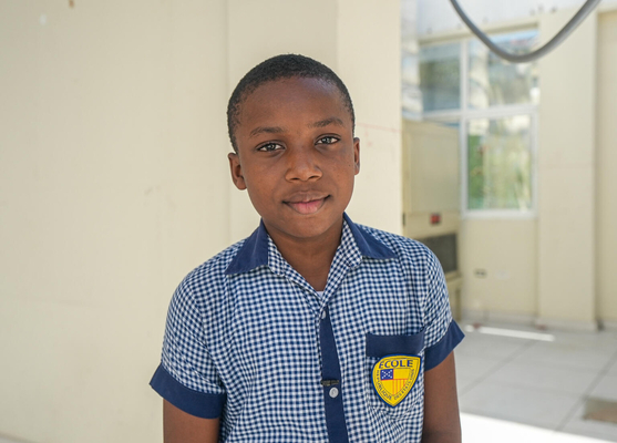 「ぼくはハイチが大好きです。これ以上、銃声が鳴らない日々を願っています」と話す、8歳のクリスジョーダンさん。(ハイチ、2024年2月撮影)