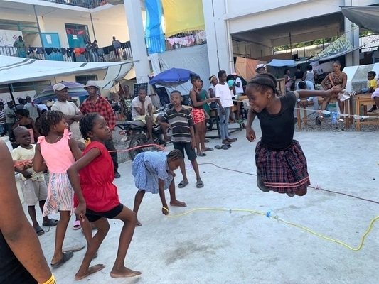 情勢不安や紛争、暴力、貧困、自然災害などにより過去最多となる300万人以上の子どもたちが人道支援を必要としている。ユニセフは、栄養や保健、教育、心のケアなどの取り組みを強化している。(ハイチ、2024年3月29日撮影)