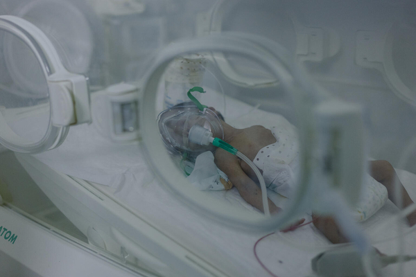 ポートスーダン病院の集中治療室にいる生まれたばかりの赤ちゃん。ユニセフは、ポートスーダン病院を含む国内の保健施設に、助産・産科・新生児キットを届けている。(スーダン、2024年3月20日撮影) 