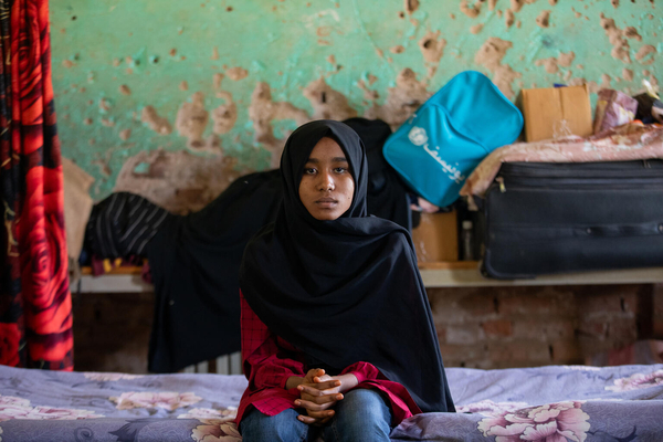 カッサラ州の空き教室で避難生活を送る15歳のドアさん。(スーダン、2024年3月27日撮影)