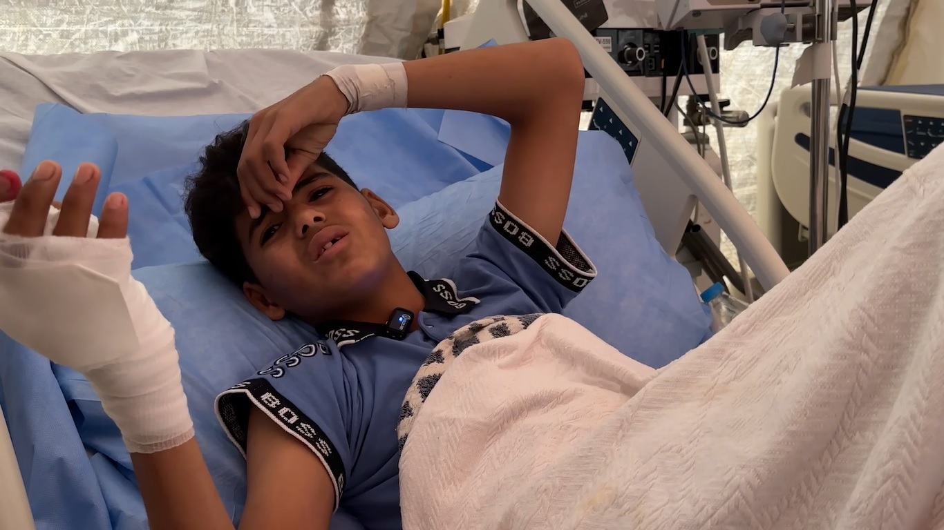 ハンユニスの病院で治療を受けている14歳のユセフさん。銃に撃たれ、ユセフさんと2人の兄弟は怪我を負い、父親は殺された。(ガザ地区、2024年4月12日撮影)