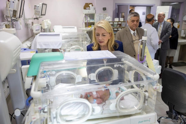東エルサレムの病院を訪れ、保育器の中にいる赤ちゃんを見守るユニセフ事務局長のキャサリン・ラッセル。(パレスチナ、2024年4月15日撮影)