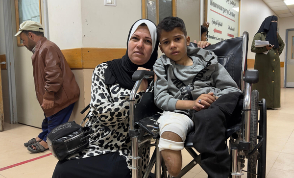 ハンユニセフの病院で、脚を切断し車いすに座る男の子。(ガザ地区、2024年4月8日撮影)