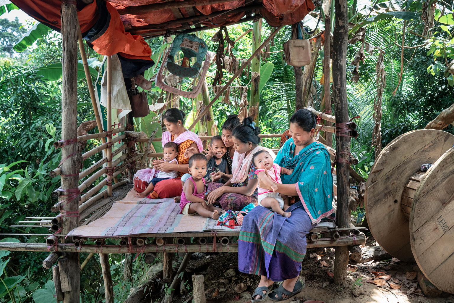 子どもの予防接種のため、あるいは保健員に子どものことについて相談するために集まっている母親たち（バングラデシュ、2022年8月21日撮影）