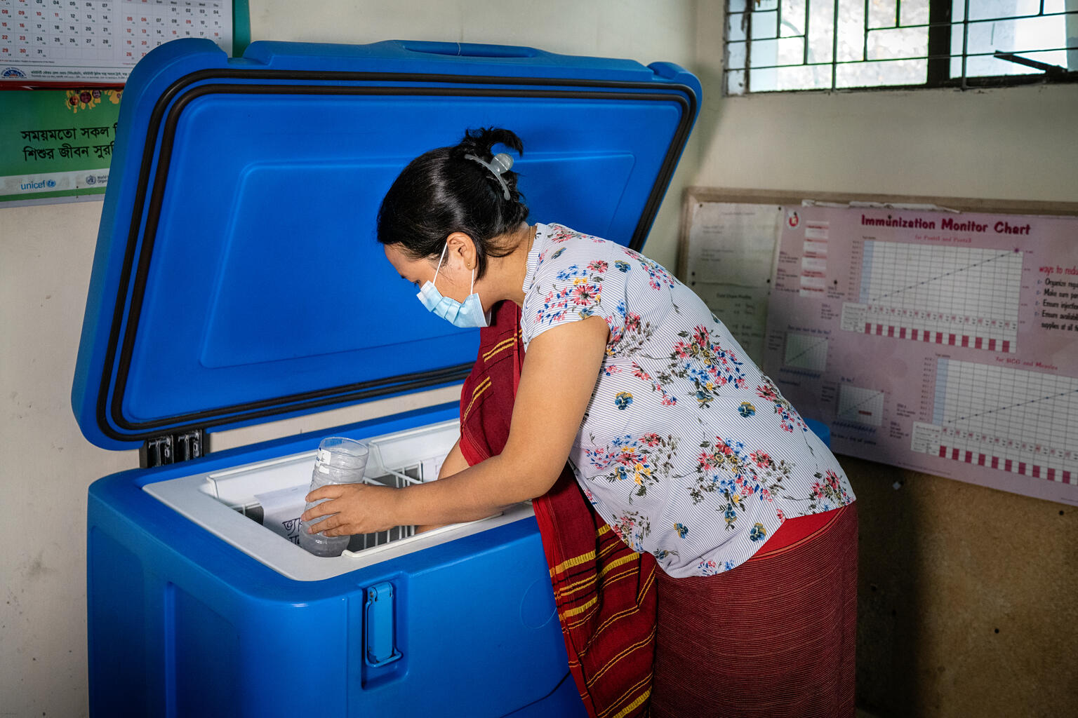 タンチ診療所で、冷蔵庫からワクチン取り出す保健員（バングラデシュ、2022年8月21日撮影）