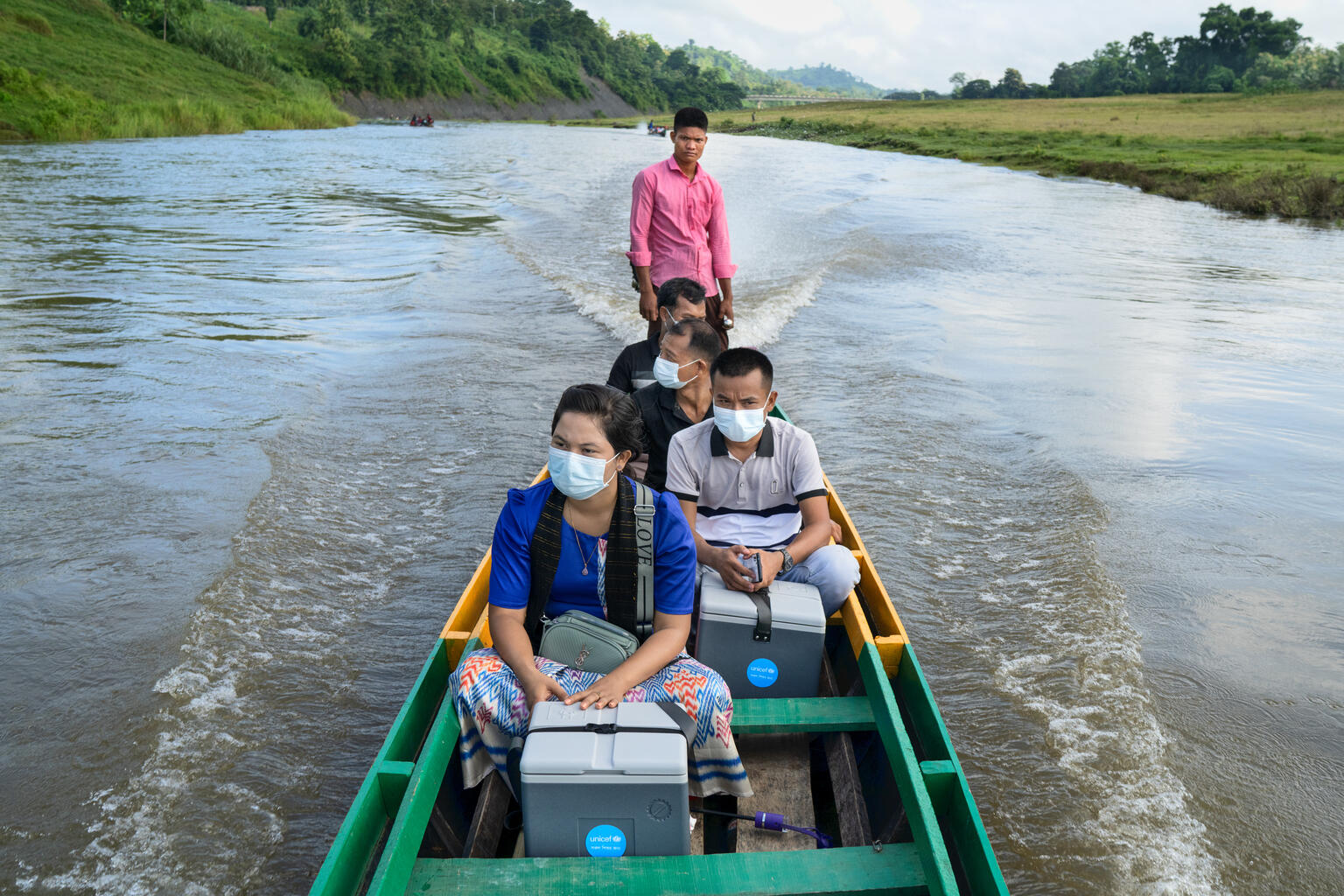 遠隔地の村に向かうため、ボートに搭乗する保健員たち（バングラデシュ、2022年8月撮影）