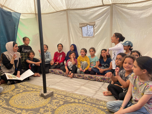 ラファにあるテントで、ユニセフの心のケアを受ける子どもたち。(ガザ地区、2024年4月3日撮影)