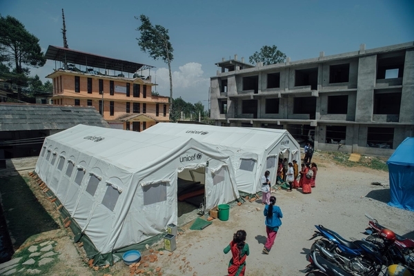 2015年にネパールで発生した地震の時に設置したユニセフの医療用テント。(ネパール、2015年5月)