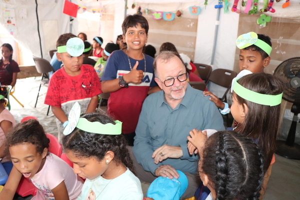 ユニセフの子どもにやさしい空間で遊ぶ移民の子どもたち。(パナマ、2024年4月24日撮影)