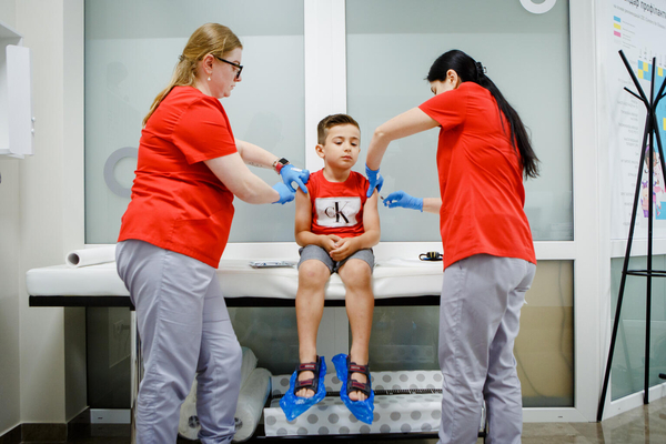 ウジホロドで、はしかの予防接種前の診察を受ける6歳のミハイリクちゃん。(ウクライナ、2023年7月撮影)