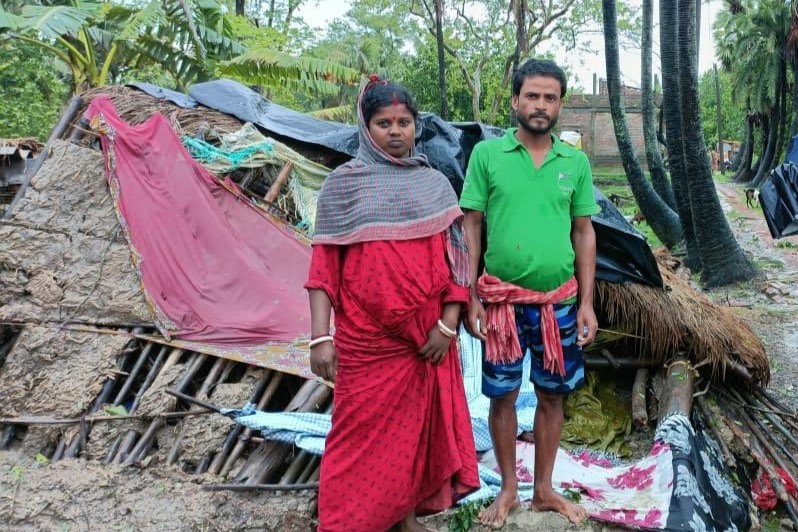 西ベンガル州に上陸したサイクロンにより、破壊された家屋の前に立つ人たち。(インド、2024年5月27日撮影)