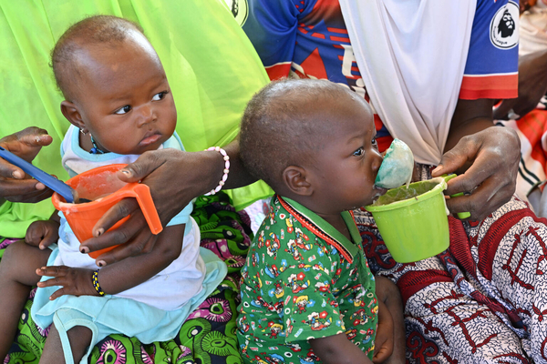 子どもにやさしい空間で、栄養価の高い食事を口にする子どもたち。(ブルキナファソ、2023年12月撮影) 