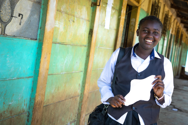 生理不順や生理中の不快感により、気分が悪く授業に集中できなかった16歳のキディストさんは、月経衛生プログラムを受け葉酸と鉄のサプリメントを服用してから体調が良くなった。「将来は医者になって地域社会に貢献したい」と話す。(エチオピア、2024年3月撮影)