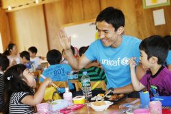 2013年6月27日、宮城県南三陸町のあさひ幼稚園を訪問し、園児たちと一緒にお弁当を食べる長谷部誠選手(当時)。