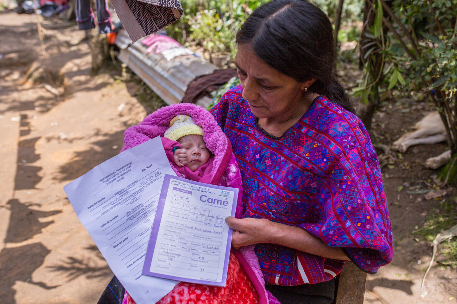 出生登録証を受け取ったシャネルちゃん。出産時に母親を亡くし、祖母たちに育てられている（グアテマラ、2019年10月17日撮影）