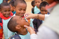 アンタナナリボ州のポリオ予防接種キャンペーンで、経口ワクチンを投与される男の子（マダガスカル、2024年6月12日撮影）
