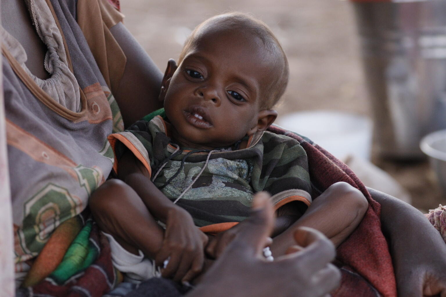 入院していた病院が攻撃を受けて、北ダルフールのタウィラにある一時避難所で過ごすワリードちゃん(スーダン、2025年4月18日撮影)※本写真は、本文で言及された攻撃とは異なる、過去の攻撃に関するものです。