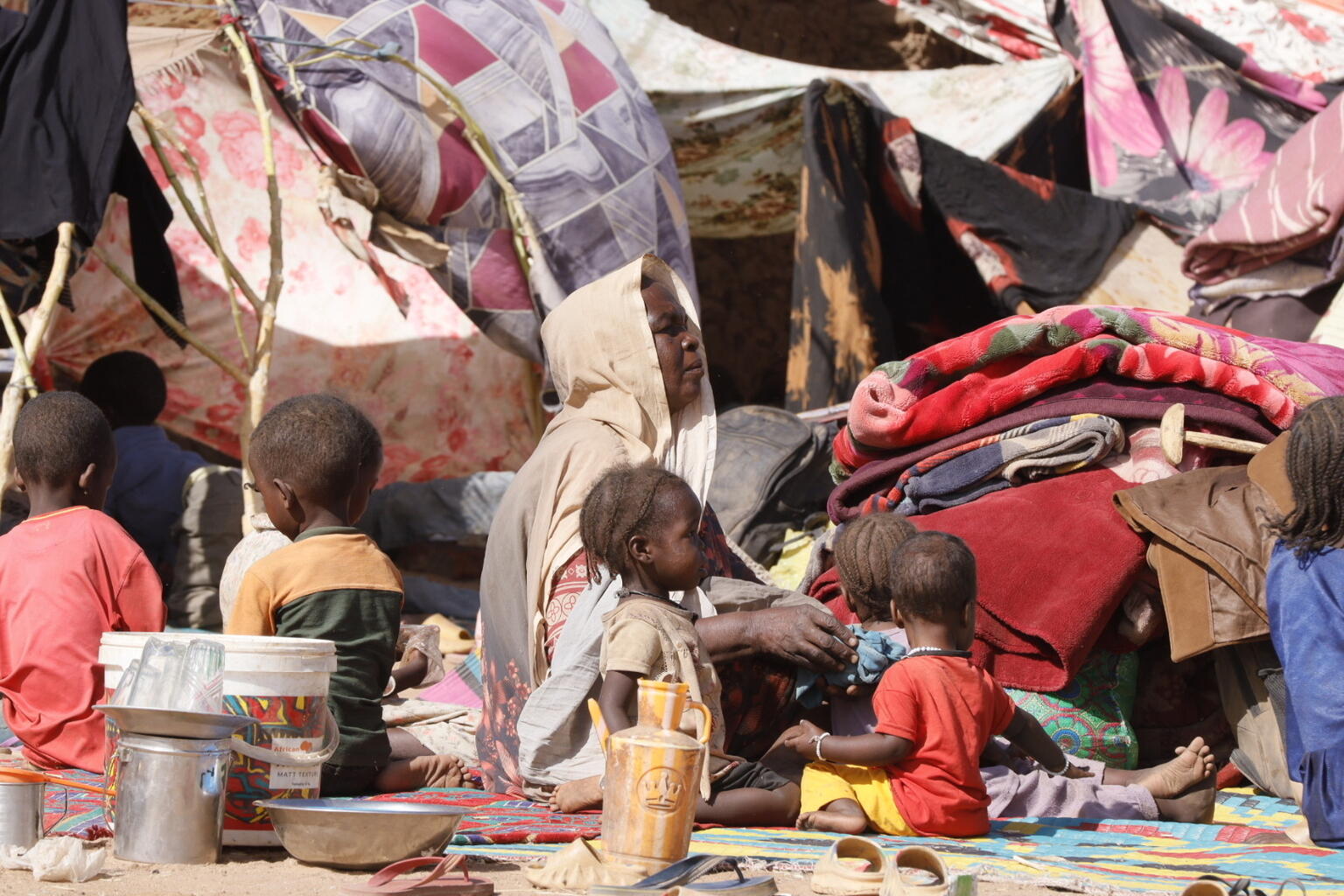 北ダルフールのタウィラまで避難してきた家族。何千人もの避難民が到着し、食料も不足している(スーダン、2025年4月16日撮影)※本信の内容と直接の関係はありません