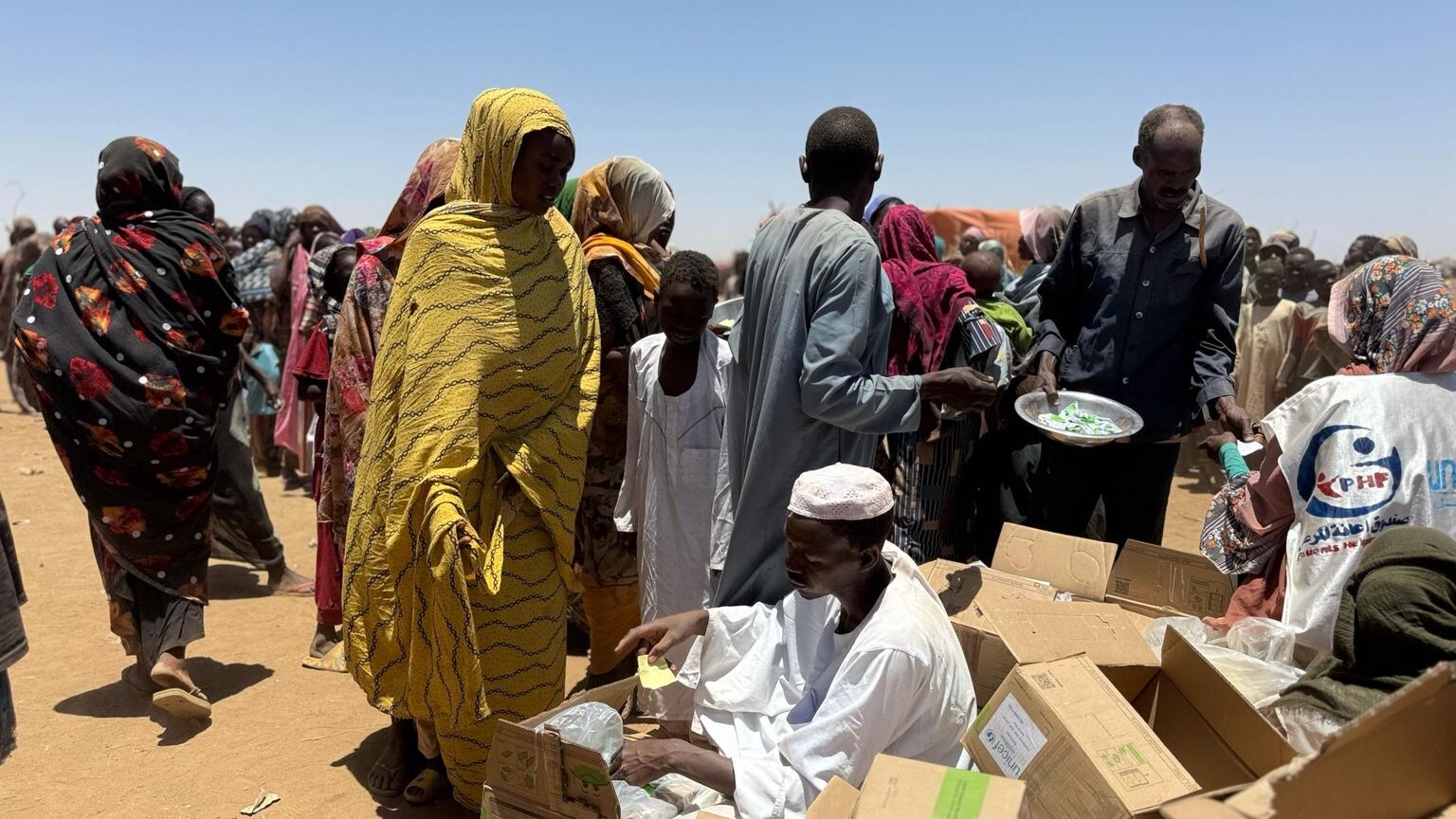 北ダルフールのタウィラで、ユニセフのスタッフやパートナー団体から支援物資を受け取る避難民の様子(スーダン、2025年4月15日撮影)※本信の内容と直接の関係はありません