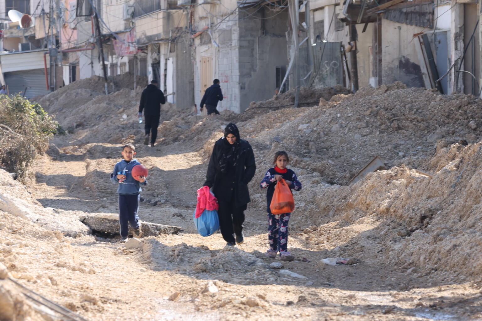 ヨルダン川西岸地区にあるヌルシャム難民キャンプから避難をする家族（パレスチナ、2025年7月15日撮影）