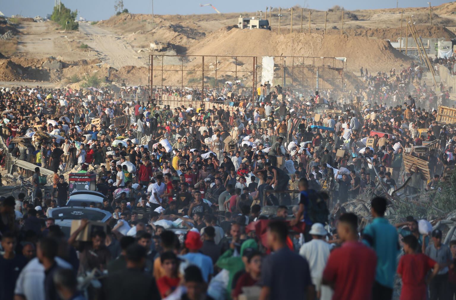 支援物資の配布場所に集まるガザの住民たち。水や食料を求めて何時間もかけて歩いてくる人々も多いが、物資は圧倒的に不足している（パレスチナ、2025年7月7日撮影）