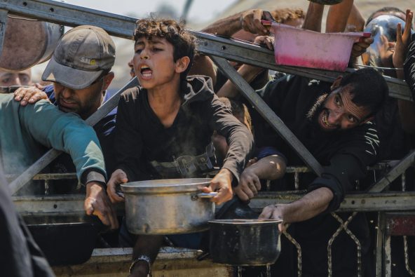 ガザ地区内の支援物資を配布する場所で、食料を求める人々の様子（パレスチナ、2025年7月16日撮影）