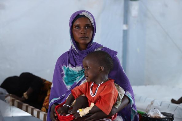 北ダルフールのタウィラで、コレラの治療センターに入院している親子(スーダン、2025年7月31日撮影)