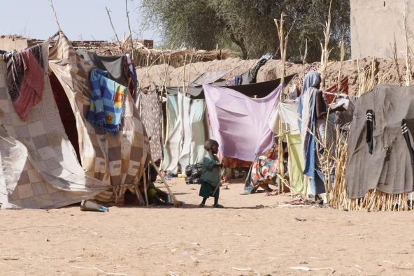 多くの避難民が集まる、北ダルフールのタウィラの様子(スーダン、2025年4月16日撮影)