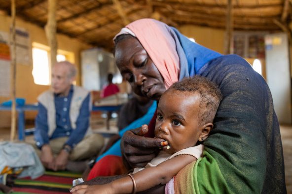 ハルツーム州ジャバラ・アウリアのユニセフが支援する診療所で、栄養治療食を食べる子ども(スーダン、2025年8月3日撮影)