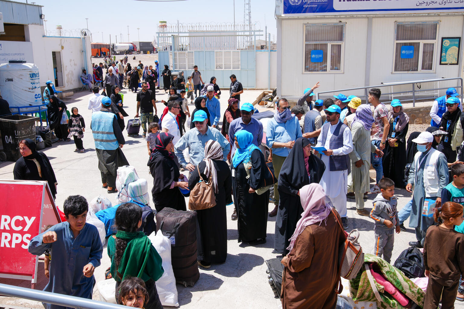 アフガニスタンとイランの国境に位置し、難民や帰還者の主要な出入国地点の一つであるイスラムカラの受入センターを訪問する、ユニセフのチャイバン事務局次長(アフガニスタン、2025年8月5日撮影)