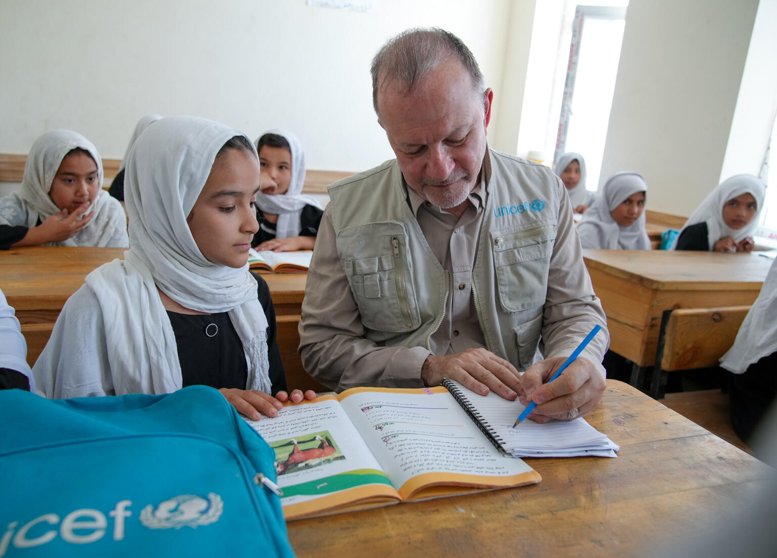 北部クンドゥズ州のウスタッド・アブドゥラ学校を訪問したユニセフのチャイバン事務局次長(アフガニスタン、2025年8月4日撮影)