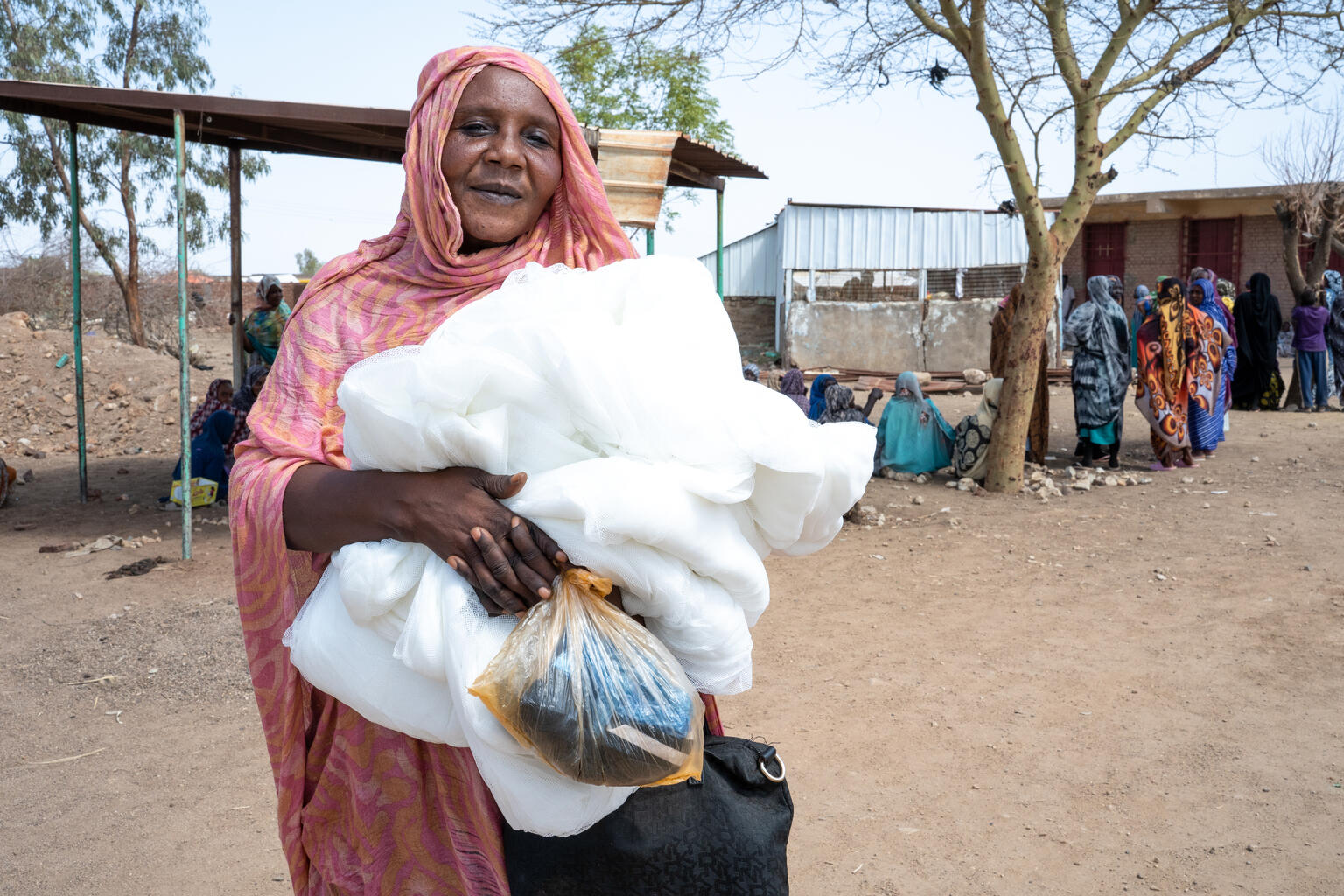 蚊帳を受け取ったサフィアさん（スーダン、2025年5月30日撮影）