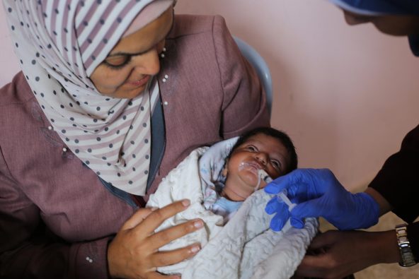 ガザ地区で、ユニセフ支援物資の治療用ミルクを口にする子ども(パレスチナ、2025年8月7日撮影)